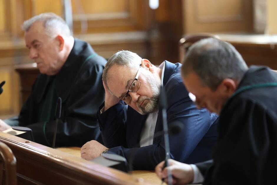 Siedzący w środku Piotr Adamowicz, brat zamordowanego prezydenta Gdańska i oskarżyciel posiłkowy w procesie, nie ma najmniejszych wątpliwości, że Stefan W. symuluje niepoczytalność
