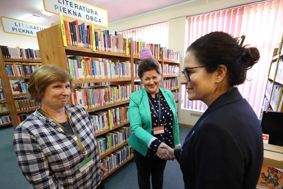 Po deklaracji prezydent Gdańska o tym, że biblioteka na Przeróbce pozostanie, Aleksandra Dulkiewicz weszła do biblioteki, by poznać pracujące tu bibliotekarki, które zachwalali mieszkańcy dzielnicy
