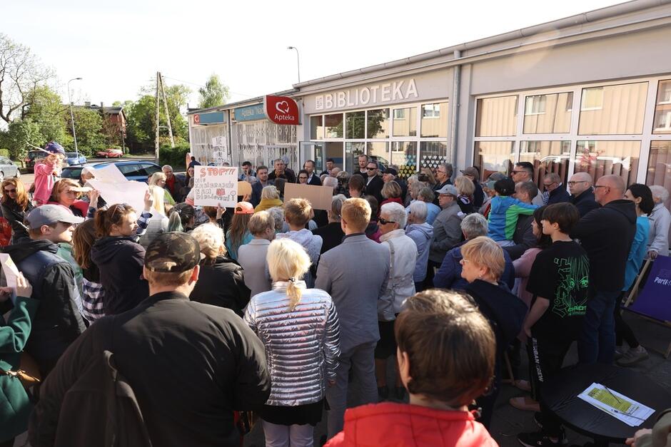 Na spotkanie z prezydent Aleksandrą Dulkiewicz przyszło kilkudziesięciu mieszkańców Przeróbki, którzy chcieli wyrazić swój sprzeciw wobec likwidacji filii biblioteki miejskiej