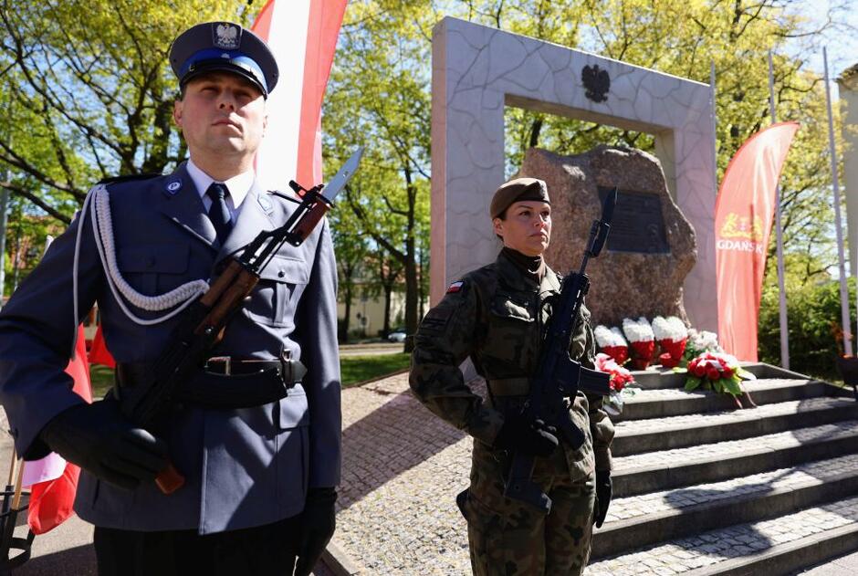 Warta honorowa policji i wojska pod pomnikiem gen. Stanisława Maczka