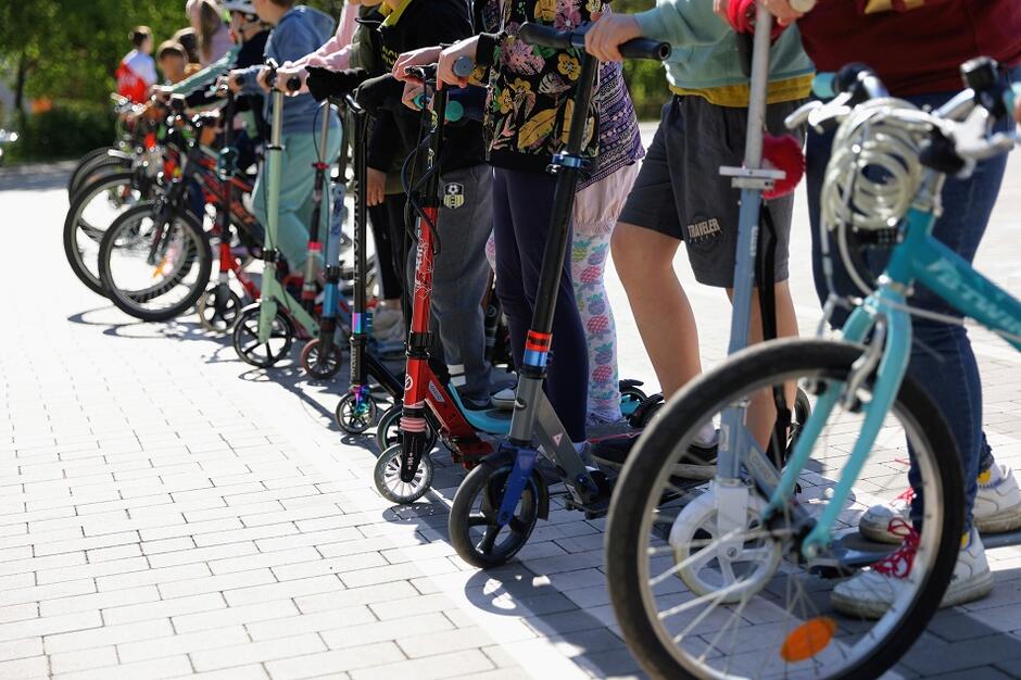 Rowerowy z nazwy - Rowerowy Maj promuje przejazdy nie tylko rowerem, ale także na hulajnodze, rolkach, deskorolce. Nz. uczniowie Szkoły Podstawowej nr 92 w Gdańsku, która w 2021 roku wygrała w kategorii szkół dużych