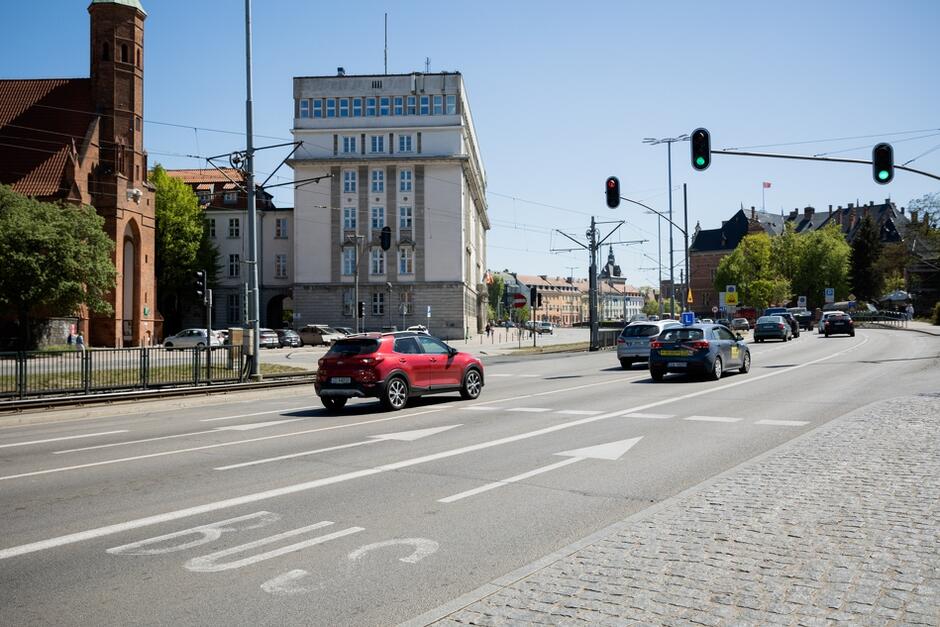 Buspas na ul. Wały Jagiellońskie prowadzi już od przystanków komunikacji miejskiej przy dworcu kolejowym do przystanków na wysokości Bramy Wyżynnej