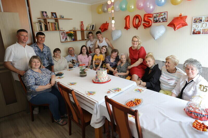W urodzinowej imprezie udział wzięło aż... kilkanaście osób z dalszej rodziny pani Heleny i rodziny pani Reni, która z nią mieszka