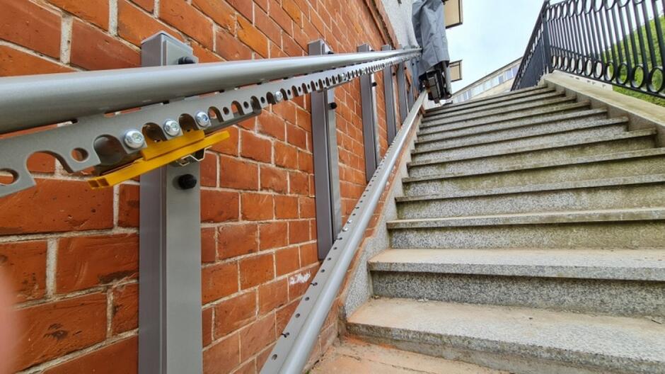 Z myślą o osobach niepełnosprawnych dostosowano parter budynku do ich potrzeb, a na schodach zewnętrznych zamontowano platformę schodową