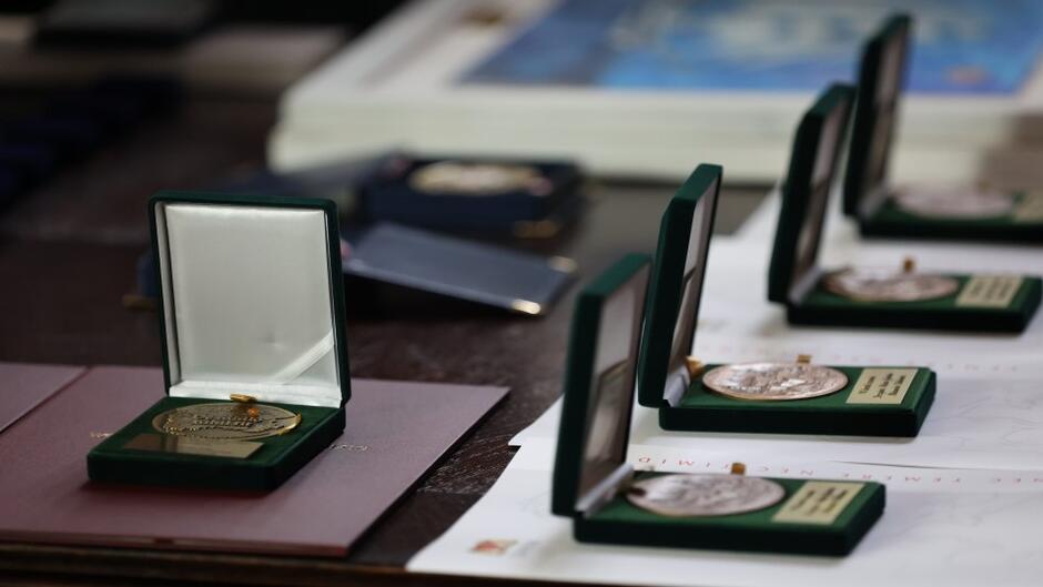 medale w ozdobnych pudełkach leżą na stole