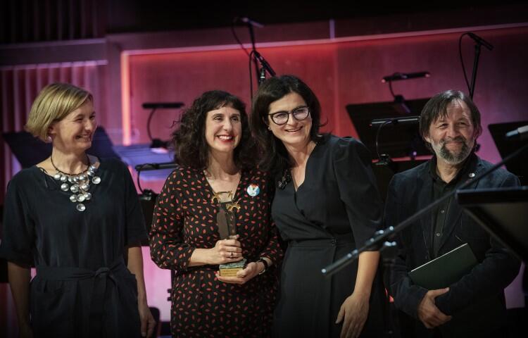 Gala wręczenia Nagrody Europejski Poeta Wolności 2020 - cztery osoby na scenie, jedna kobieta trzyma statuetkę