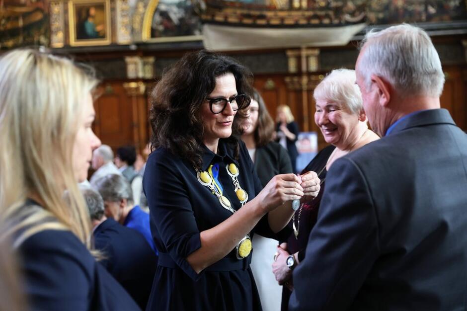 Medale prezydenta RP 20 parom małżeńskim z okazji złotych godów wręczyła prezydent Gdańska Aleksandra Dulkiewicz 