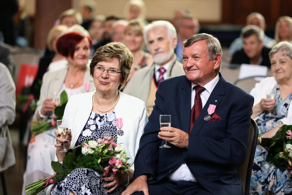 Świętujące jubileusz 50-lecia małżeństwa pary udowadniają, że każdy problem i kryzys da się przełamać i iść dalej razem przez życie