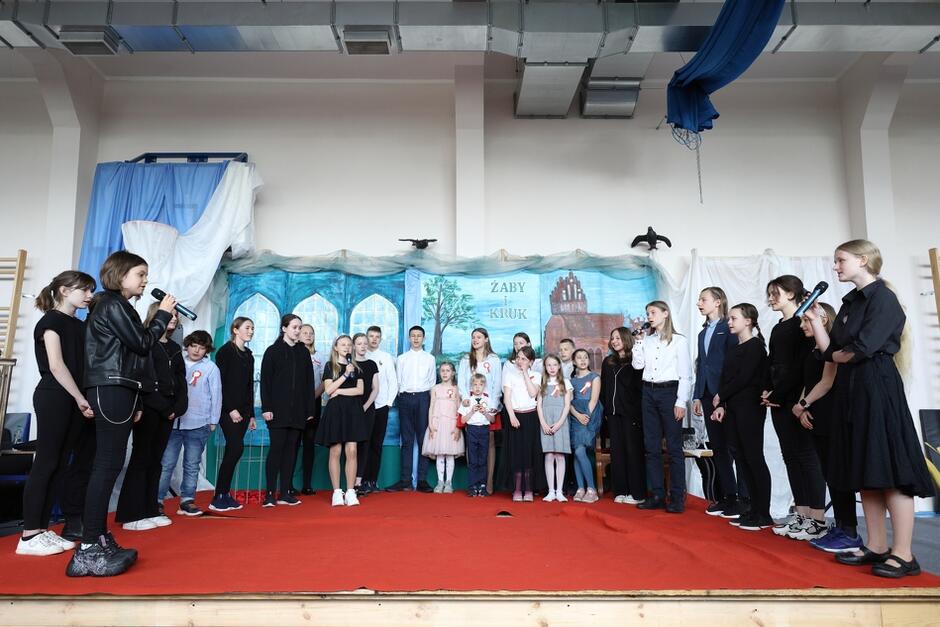De samlede kreftene av elever fra Jana Brzechwas polske lørdagsskole/avdeling i Drammen og barneskole nr. 24 synger nasjonalsangen til den polske skolen i Norge