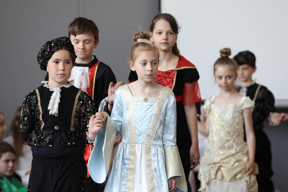 The Legend of the Frog Kruk fremført av elever ved barneskole nr. 67 i Gdańsk, Citizens' Ball.  Wojtek Kruk og kjæresten hans Róża danser i det andre paret