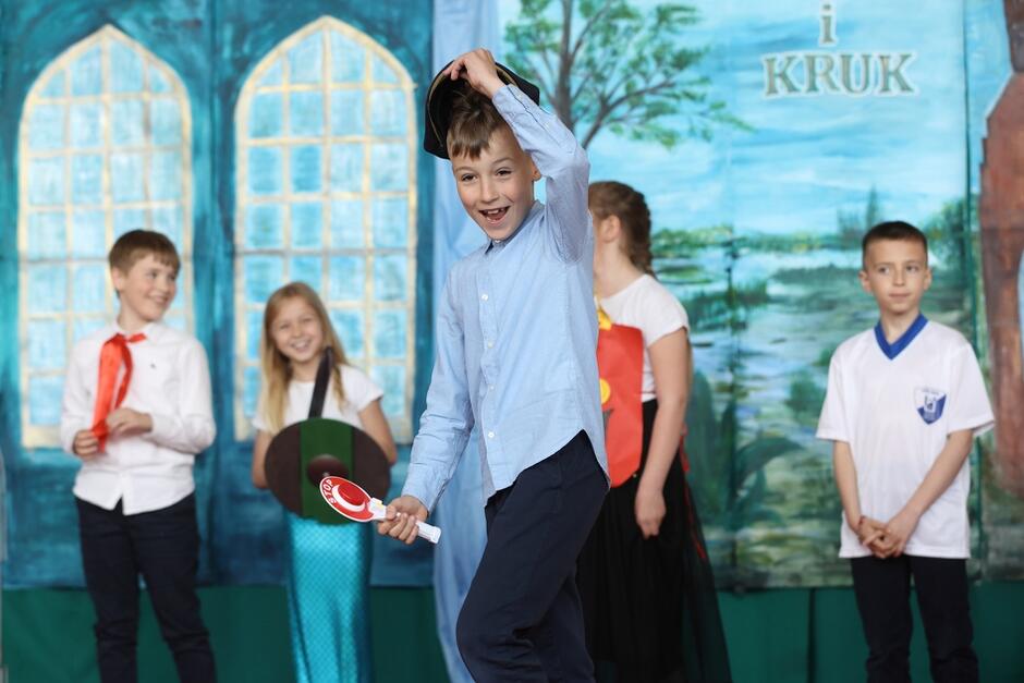 Musikalsk fremføring av barneskole nr. 12 i Tczew på Warszawa, stykket Toget ruller langveisfra, konduktøren foran, den første eleven fra venstre i rollen som Polen, deretter - Warszawasirenen, ved siden av en elev som spiller warszawa og korelever