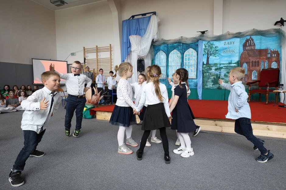     Spydmennene ankom i en forestilling med dans og sang av førskolebarn i barnehagekomplekset nr. 1 i Gdańsk