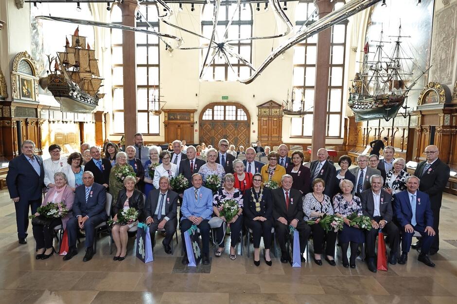 W reprezentacyjnym Dworze Artusa jubileusz 50-lecia małżeństwa z udziałem prezydent Gdańska Aleksandry Dulkiewicz uczciło 20 par