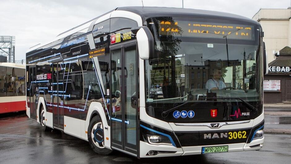 Autobus elektryczny MAN Lion’s City E podczas testowych kursów na linii 124 w sierpniu 2021 roku
