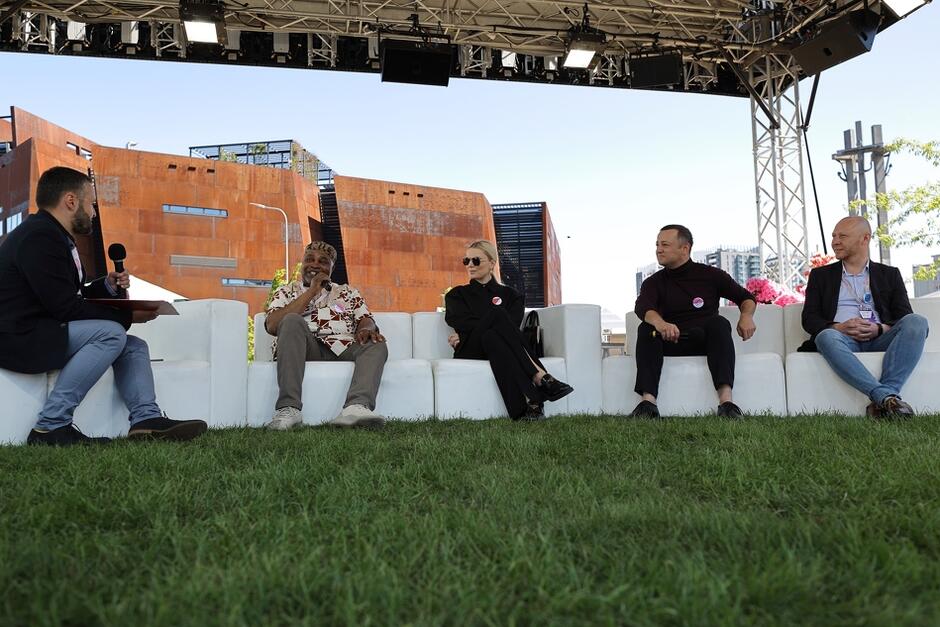 Na zdjęciu od lewej: prowadzący debatę trójmiejski korespondent Radia Zet Maciej Bąk, Larry Okey Ugwu, Halina Mlynkova, Czesław Mozil, Jurij Zabijaka