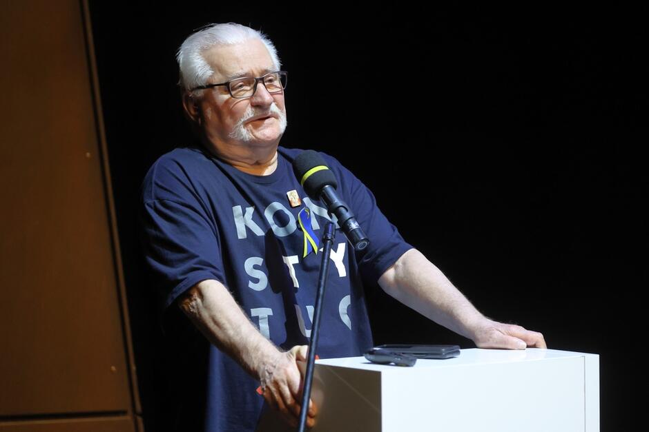 Lech Wałęsa przedstawia uczestnikom spotkania ICORN swoje przesłanie