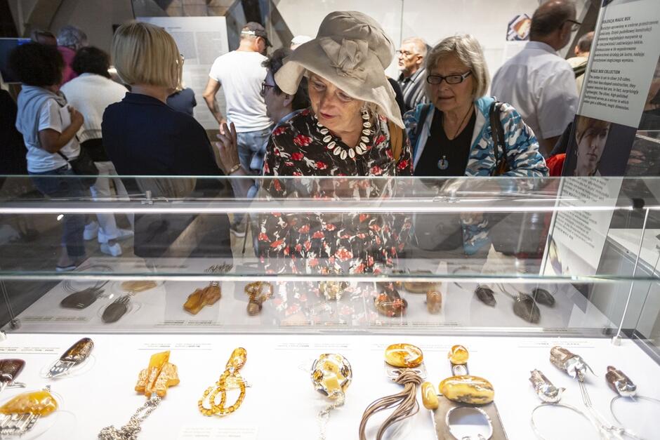 Wystawa w Helu przyciągnęła koneserów i miłośników złota Bałtyku 