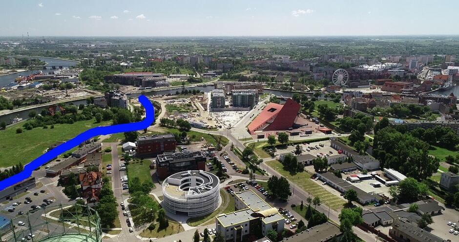 Schematyczny przebieg Nowej Wałowej na ostatnim odcinku przed planowanym tunelem pod Motławą, po prawej Muzeum II Wojny Światowej i ul. Stara Stocznia, biurowce w środku kadru to zabudowa gdańskiego oddziału PGNiG