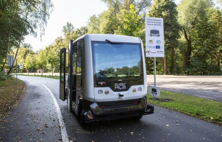 Pojazd autonomiczny, który był testowany pilotażowo przy ul. Karwieńskiej prowadzącej do Gdańskiego Ogrodu Zoologicznego w 2019 roku