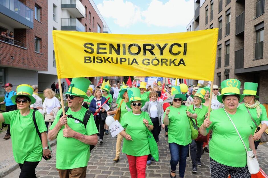 Chorągiewki, transparenty, przebrania, kolorowe stroje - seniorzy przemaszerowali ulicami Gdańska 