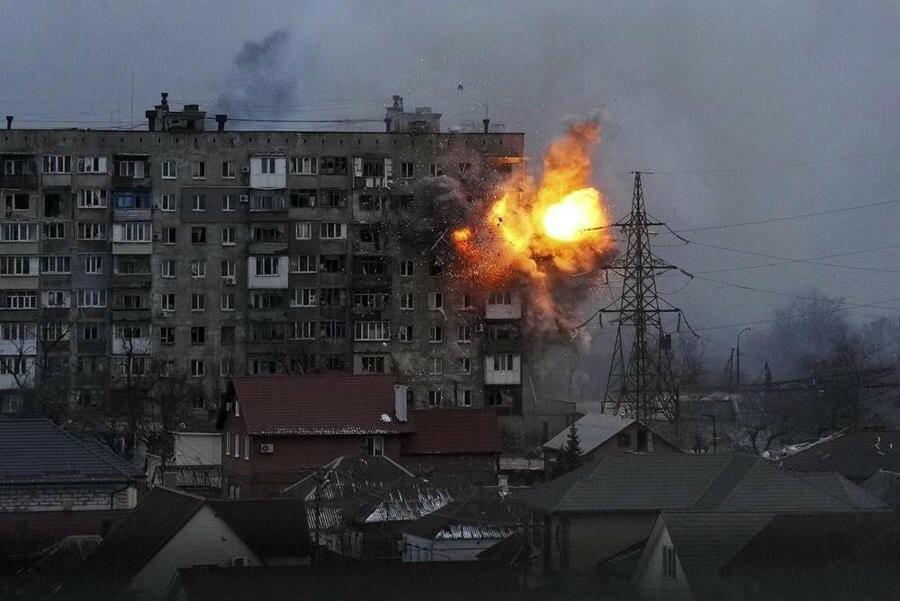 duży budynek mieszkalny podczas wybuchu bomby we jednej jego części