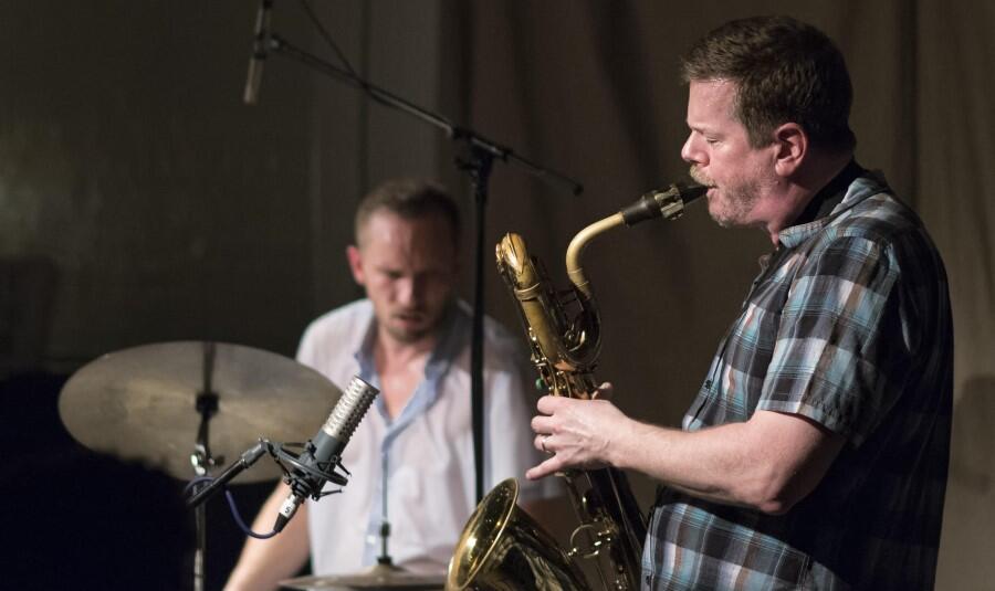 Ken Vandermark, amerykański saksofonista i klarnecista, po blisko 10 latach znów zagra w Polsce. Na scenie w IKM wystąpi wraz z perkusistą Paalem Nilssenem Love'em