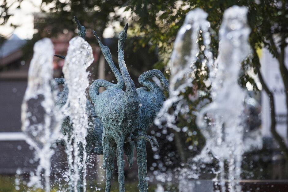 Ptasia fontanna szemrząca w Parku de Gaulle`a w Gdańsku Wrzeszczu