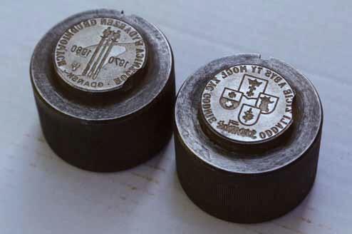 Uszkodzone stemple, które służyły do produkcji „drugiego” medalu