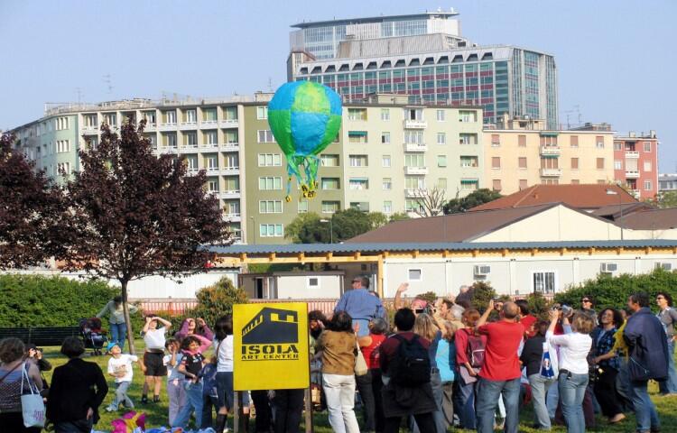 Performans z balonem, z udziałem dzieci - Isola Park, Mediolan, rok 2007
