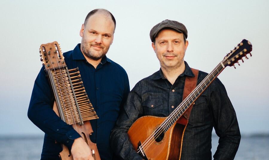 Hazelius Hedin tworzą Esbjörn Hazelius i Johan Hedin - popularni muzycy folkowi, którzy dorastali na południu Szwecji, gdzie dominuje tradycyjny taniec. Esbjörn Hazelius gra m.in. na cytarze, a Johan Hedin na nyckelharpie - tradycyjnym instrumencie szwedzkim 