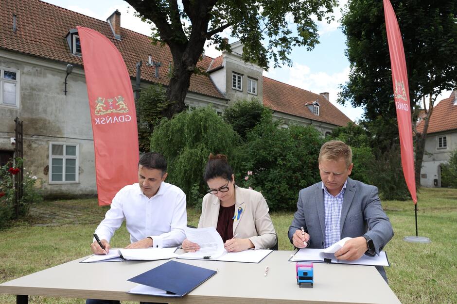 Podpisanie umowy na remont Domu Sierocego. fot. G. Mehring