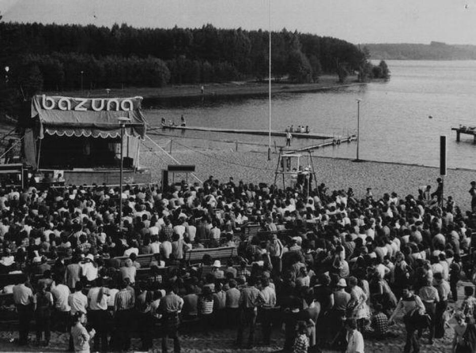 Przegląd piosenki wędrował  po bliższej i dalszej okolicy od Gdańska. W latach 80. zawitał np. na Kaszuby do ośrodka wczasowego  Budowlani  w Gołuniu