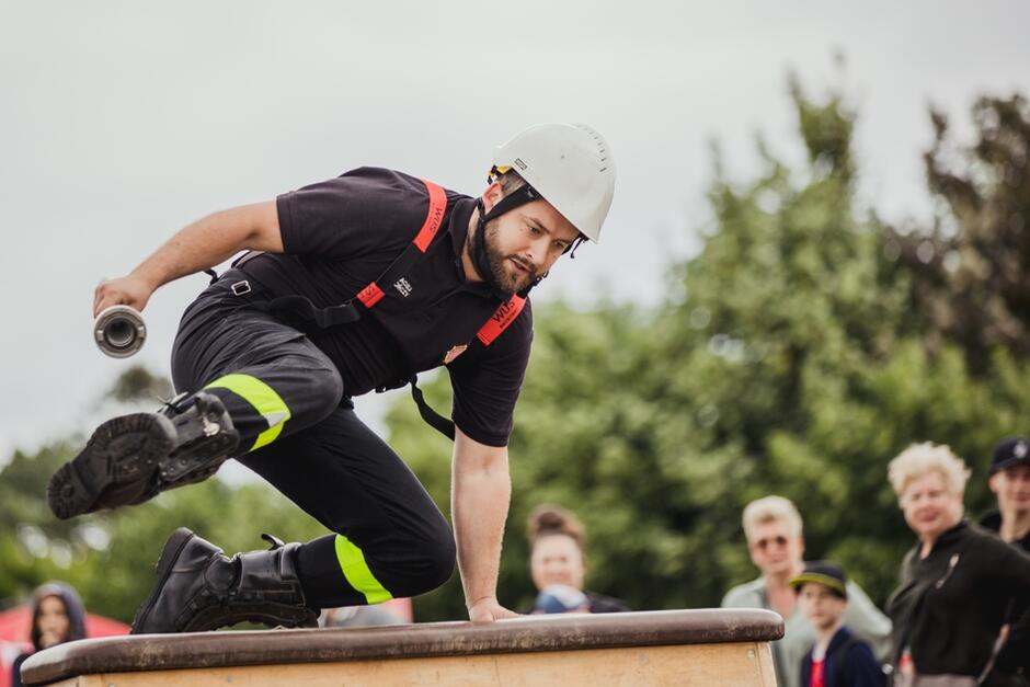 Strażacy z OSP z regionu przebędą tego dnia sportowe tory przeszkód symulujące prawdziwe sytuacje, z którymi mogą się spotkać podczas służby. Wszystkiemu przygląda się publiczność