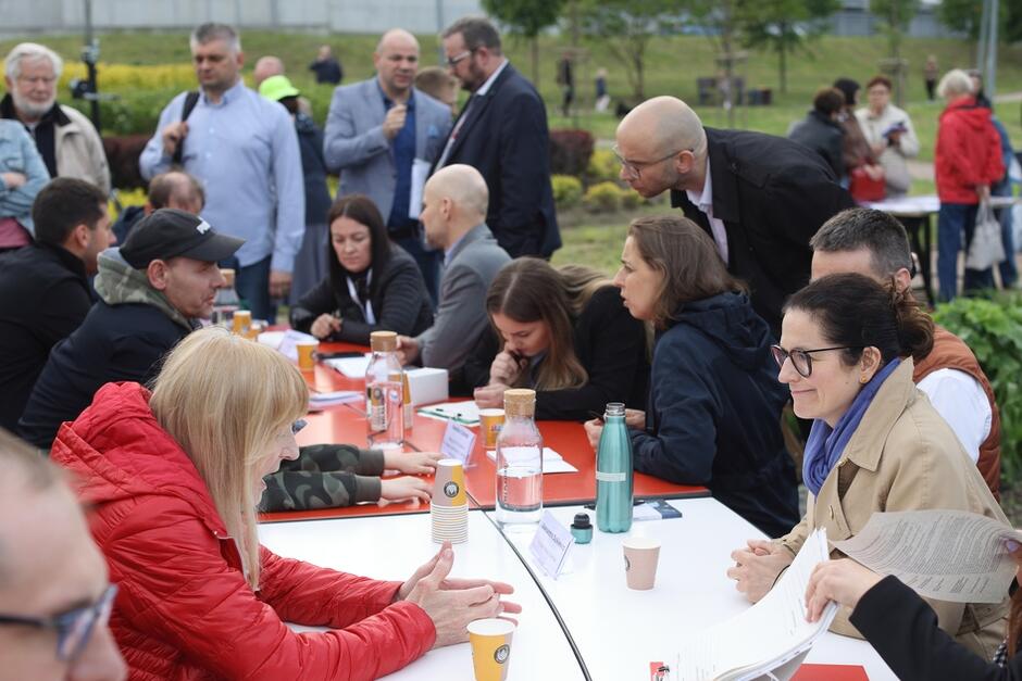 Poprzedni okrągły stół dzielnicowy odbył się 30 maja. Prezydent Gdańska Aleksandra Dulkiewicz, jej zastępcy, urzędnicy miejscy i radni spotkali się z mieszkańcami dzielnicy Ujeścisko-Łostowice