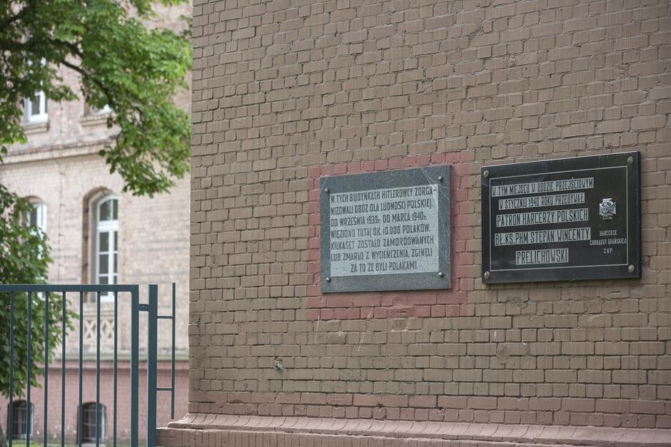 O dramacie więzionych Polaków przypominają tablice na murach budynku koszarowego