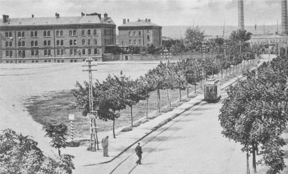 Rok 1912. Koszary od strony ul.Oliwskiej, nie ma jeszcze w kasztanów na dzisiejszej ul. Kasztanowej, obok głównego budynku brama do koszar