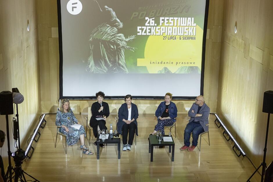 We wtorek, 12 lipiec, w drewnianym foyer Gdańskiego Teatru Szekspirowskiego odbyła się konferencja prasowa dotycząca zbliżającej się wielkimi krokami 26. edycji Festiwalu Szekspirowskiego