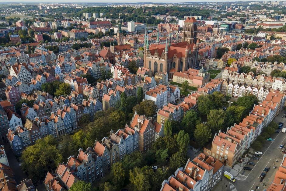 Dronowa panorama Głównego Miasta w Gdańsku