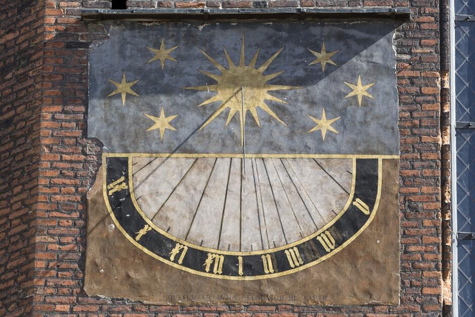 Zegar słoneczny na ceglanej fasadzie Bazyliki Mariackiej w Gdańsku
