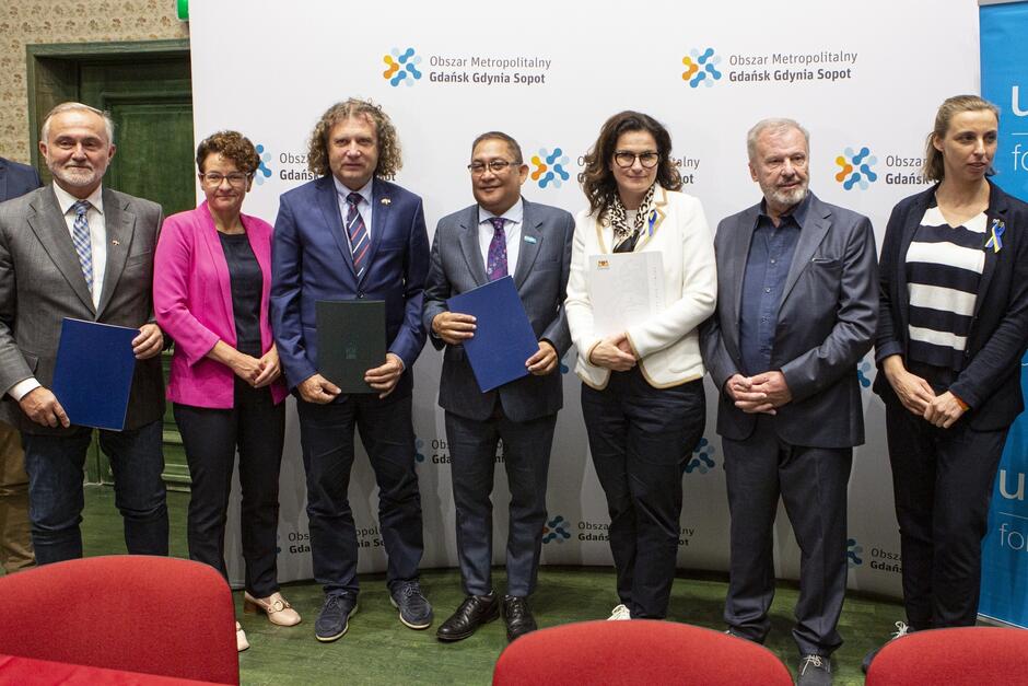 Od lewej: Wojciech Szczurek, prezydent Gdyni, Magdalena Czarzyńska-Jachim, wiceprezydentka Sopotu, Jacek Karnowski, prezydent Sopotu, Rashed Mustafa Sarwar, starszy koordynator ds. reagowania kryzysowego, przedstawiciel UNICEF na Polskę, Aleksandra Dulkiewicz, prezydent Gdańska oraz Monika Chabior, zastępczyni prezydent Gdańska ds. rozwoju społecznego i równego traktowania 