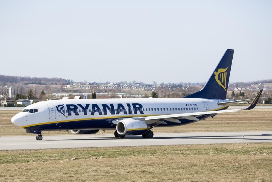 Samolot z napisem z boku Ryanair