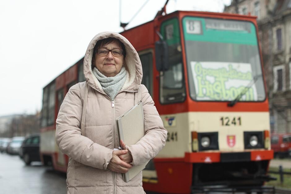 Elżbieta Woroniecka przy tramwaju Opowiadacze Historii  na ul. Łąkowej. To z tego miejsca ruszy spacer