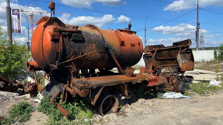 Zniszczony samochod specjalistyczny do obsługi wodociągów w Irpieniu