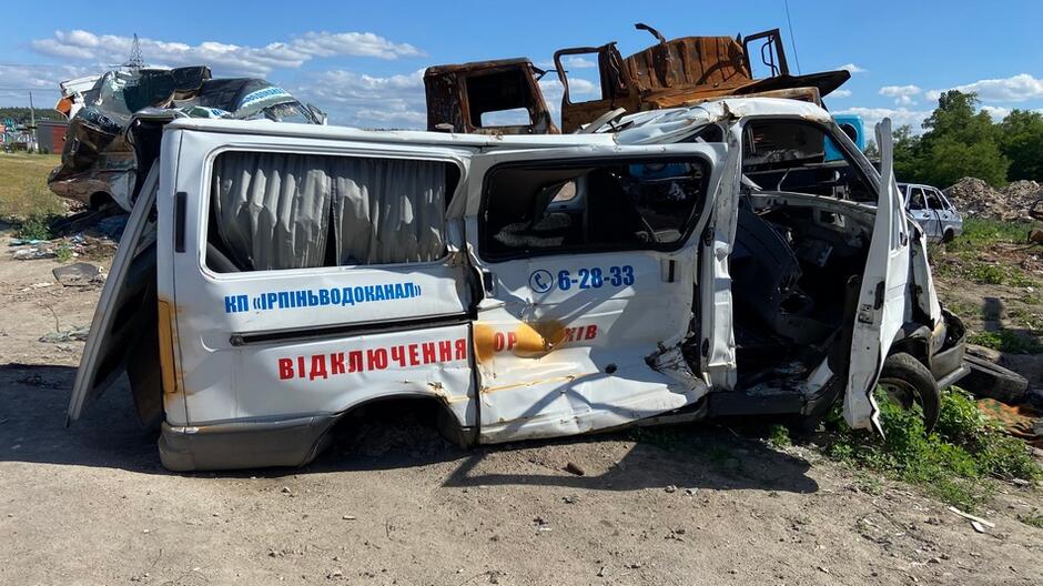 Zniszczony samochód będący wyposażeniem wodociągów w Irpieniu