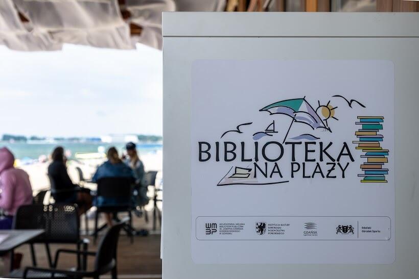 Regały z książkami najczęściej stoją w lokalach gastronomicznych na plaży
