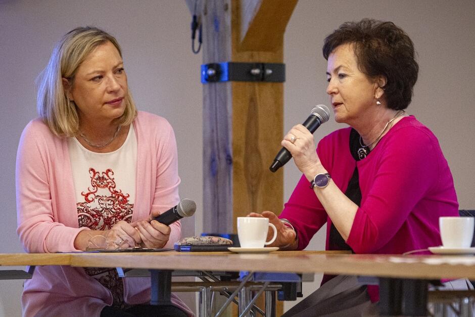 Gościem specjalnym konferencji była Hanna Zych-Cisoń (z lewej), wiceprzewodnicząca Sejmiku Województwa Pomorskiego, która także podzieliła się swoją historią z Anną Janowicz (z prawej), przyznając, że bycie opiekunem rodzinnym jest niełatwym doświadczeniem