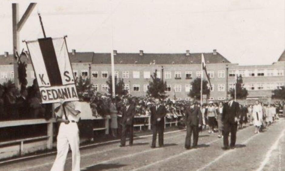 Na wystawie bardzo bogaty jest zbiór fotografii pokazujących codzienną działalność Gedanii