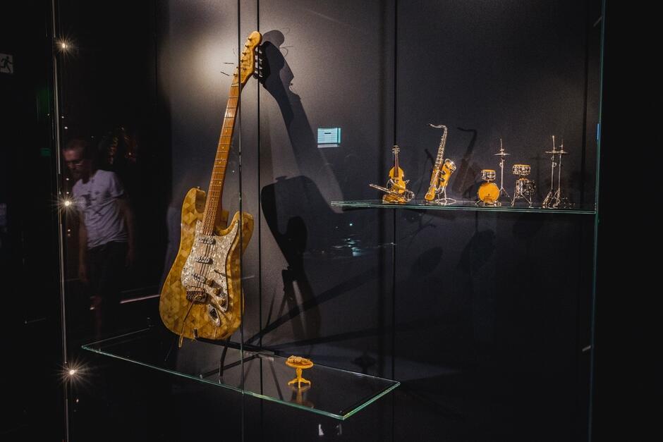Bursztynowa gitara prezentowana na wystawie stałej Muzeum Bursztynu w Gdańsku zagra w I urodziny placówki