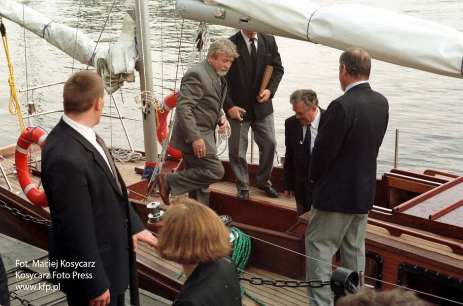 Po 18 latach znów na pokładzie swojego jachtu. Pułkownik Ryszard Kukliński odwiedził Gdańsk w maju 1998 r. Tu przekazano wyremontowaną jednostkę, która wcześniej została skonfiskowana