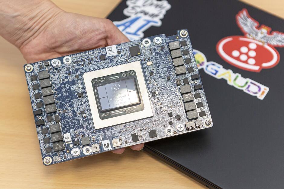 Premierę Gaudi2 Intel zapowiada na koniec 2022 roku, dzięki niemu sztuczna inteligencja szybciej nabywa swych kompetencji